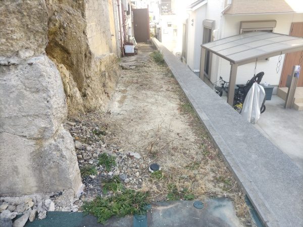 周囲に草などが飛んでいかないように防草シートの敷設を1人1日で実施した事例|大阪府吹田市T様(作業前)
