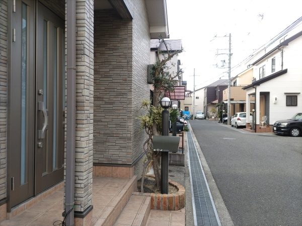 一戸建て玄関前の高さ4mのオリーブを1人2時間で剪定した事例|大阪府大阪市生野区T様(作業後)