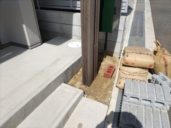 玄関前の「花壇作成」とウッドデッキへの「植栽」を6人2日で実施した事例|大阪府大阪市此花区A様(作業前1)