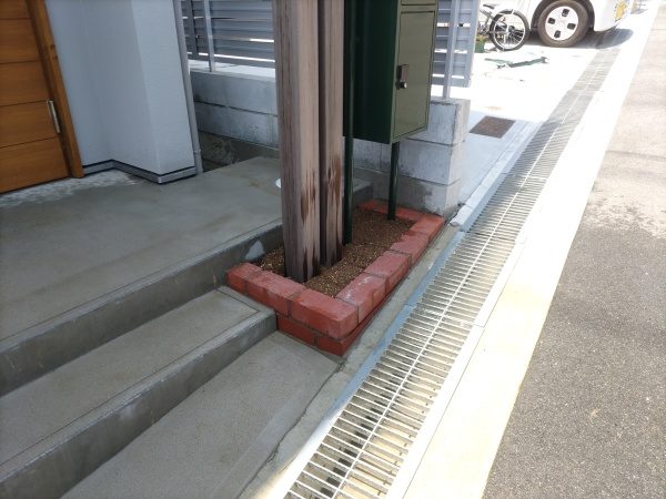 玄関前の「花壇作成」とウッドデッキへの「植栽」を6人2日で実施した事例|大阪府大阪市此花区A様(作業後1)