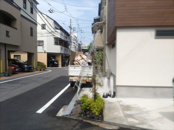 新築の植栽スペースに庭石の設置・常緑ヤマボウシ株立とオタフクナンテンの植栽を1人4時間で実施した事例｜大阪市城東区K様（作業後）