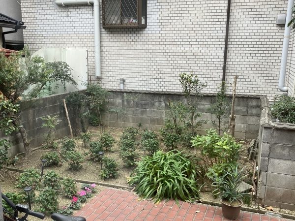 庭の植木を端に移動して「花壇作成」を実施した事例|大阪市鶴見区K様(作業前)