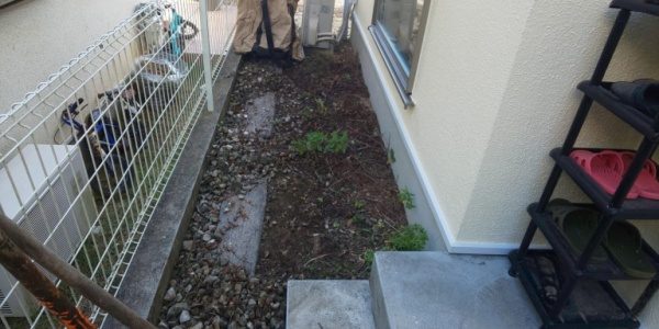 大阪市此花区の住宅でヒラドツツジの植栽をした写真　施工前