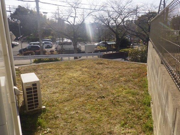 雑草対策・ヒメシャリンバイとオタフクナンテンの植栽をした事例|大阪市西淀川区T様(作業前)