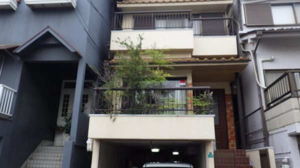 屋上の庭の改修工事｜植木が大きくならないように剪定　大阪府大阪市淀川区