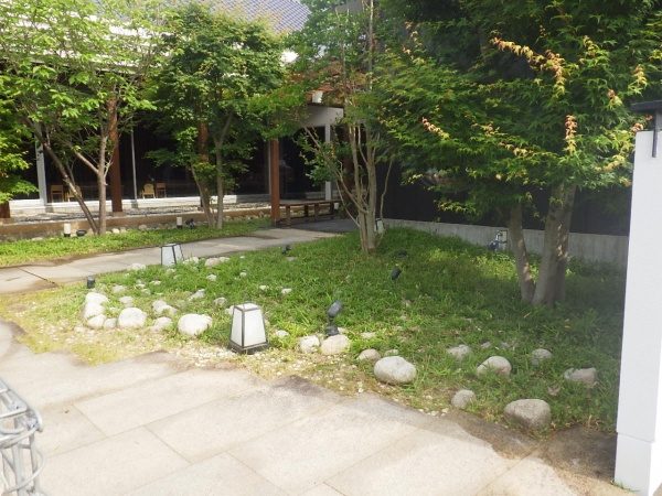 店舗のオープン時間までに植え込みの雑草除去と笹の剪定を実施した事例｜大阪市都島区Y様（施工後）