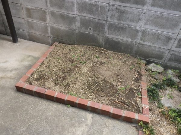 車を停める際に邪魔になっていた駐車場角の花壇を1人4時間で撤去した事例|大阪府門真市K様(施工前)