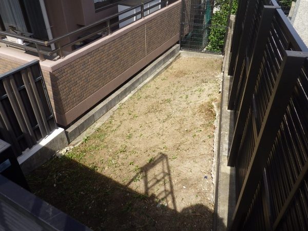 ゴミが飛び散りにくい草刈り機を使用してマンション裏の20㎡の草刈り作業を1人4時間で実施した事例|大阪府大阪市生野区Mマンション様(施工後)