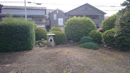 生垣など剪定前の庭