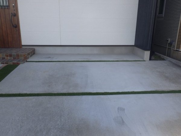 ご自宅の前に人工芝を張った様子