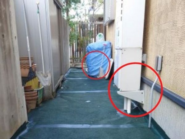 置物の形状に合わせて、防草シートをカット