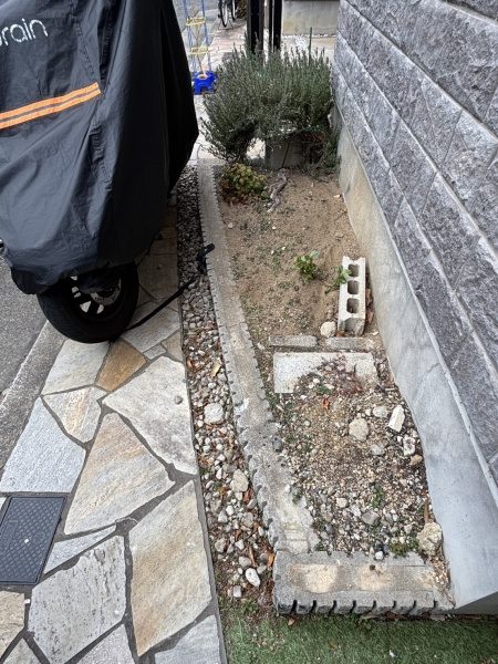 家の前に自転車を置くために2人1日で花壇を撤去した事例｜大阪府堺市北区K様（作業前）