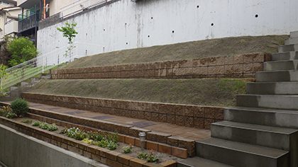 作業後の斜面の庭
